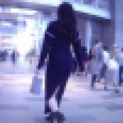 色気抜群の美女がバックスリットの入ったタイトスカート履いて美巨尻強調して歩いてるよ　サンプル画像2