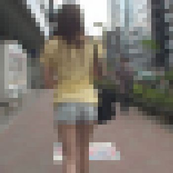 【はみ尻盗撮】はみ尻ショーパンで街中を歩く10代少女を追っかけ盗撮　サンプル画像1