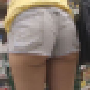 【はみ尻盗撮】はみ尻ショーパンで街中を歩く10代少女を追っかけ盗撮　サンプル画像2