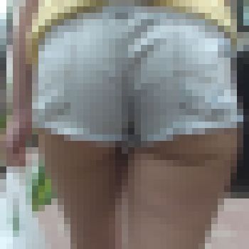 【はみ尻盗撮】はみ尻ショーパンで街中を歩く10代少女を追っかけ盗撮　サンプル画像3