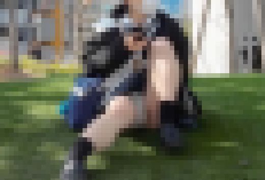 【青チェ】童顔制服女子の座りパンチラ 純白の割れ目くっきり サンプル画像1