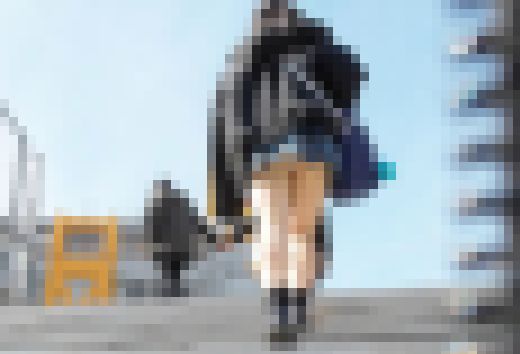 【青チェ】童顔制服女子の座りパンチラ 純白の割れ目くっきり サンプル画像2