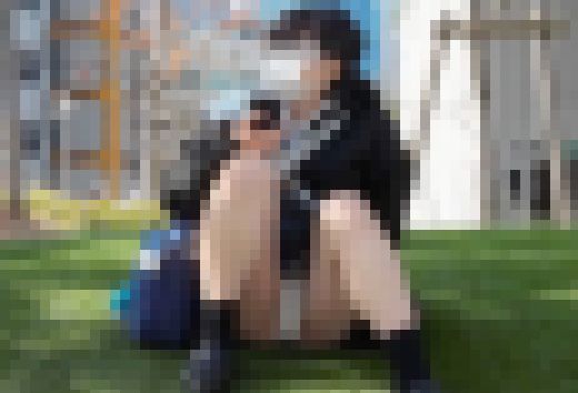 【青チェ】童顔制服女子の座りパンチラ 純白の割れ目くっきり サンプル画像3