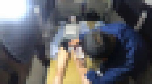 【泥●】 高身長 デパート店員 高値の花を半裸にし匂いを嗅ぎ尽くし 業務車の荷台で痴漢 人形のような上玉 サンプル画像1