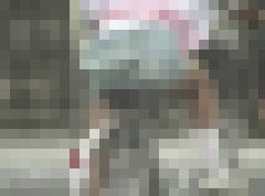 自転車で太ももがあらわになったデニミニ娘２　サンプル画像2