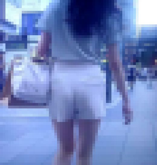 超美スタイルの極上美女がショーパンお尻のワレメに食い込ませてTバックまでもめり込んで歩く姿がエロい サンプル画像1