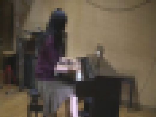 可愛い美脚モデルのハイヒールで電子ピアノ　サンプル画像1