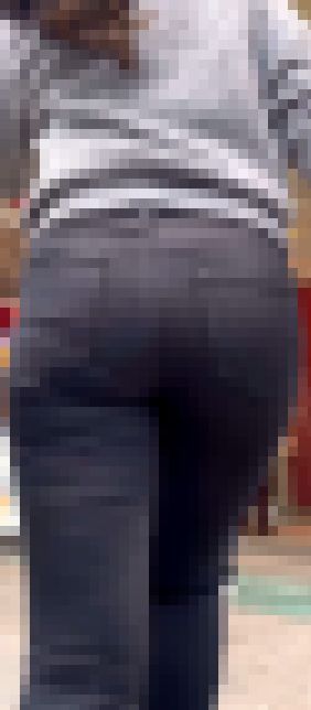 スキニーデニムパンツでヒップラインが魅力のスレンダー美女その2 サンプル画像1