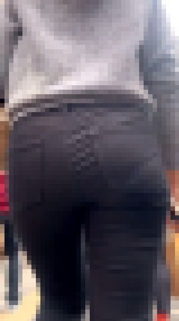 スキニーデニムパンツでヒップラインが魅力のスレンダー美女その2 サンプル画像2