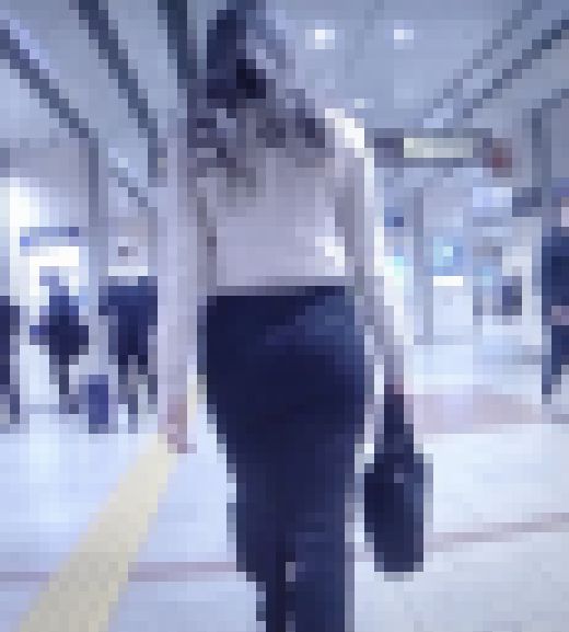 色気が凄まじい爆尻美女がタイトスカートパンパンにさせて歩いてるよ　サンプル画像1