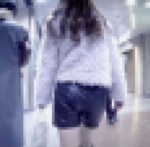超ハイクラス美女がレザーショートパンツ履いてスタイル抜群の下半身を見せつけながら歩いてるよ サンプル画像1