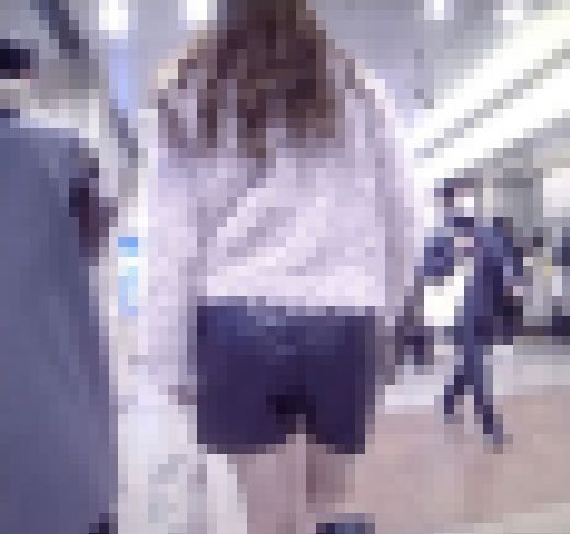 超ハイクラス美女がレザーショートパンツ履いてスタイル抜群の下半身を見せつけながら歩いてるよ サンプル画像3