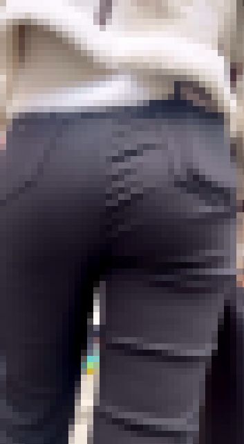 スキニーパンツでヒップラインが美しいスレンダー美女　サンプル画像1