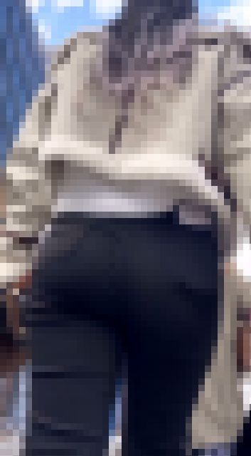 スキニーパンツでヒップラインが美しいスレンダー美女　サンプル画像3