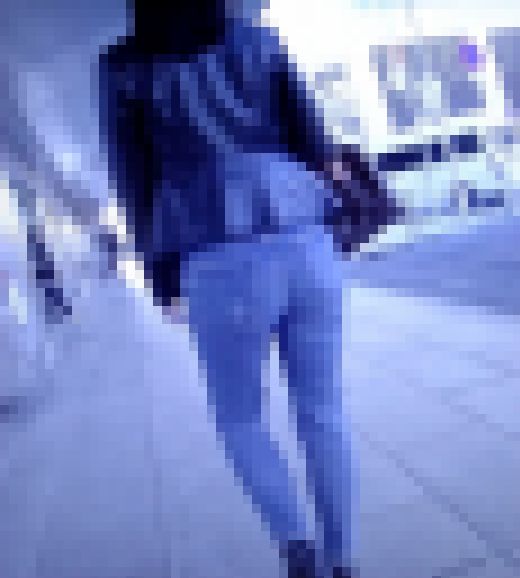 モデル系のルックス抜群美女がデニム履いて歩いてるよ　サンプル画像1