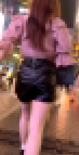 レザーショートパンツ姿で街を歩く美女その4 サンプル画像1