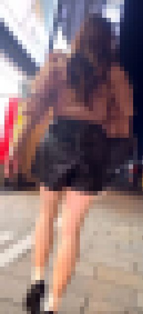 レザーショートパンツ姿で街を歩く美女その4 サンプル画像3