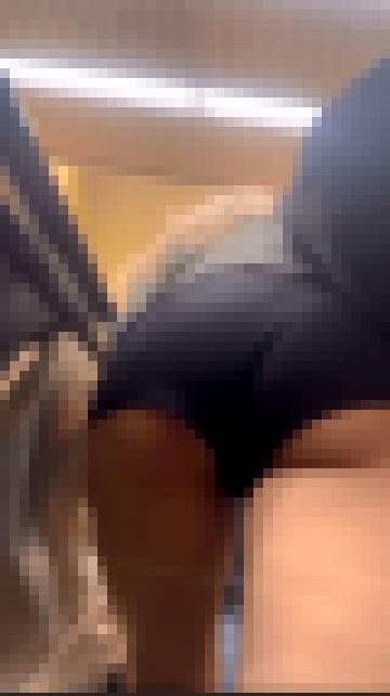 ショートパンツでハミ尻が魅力な美女 サンプル画像2