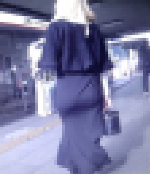 美形金髪美少女がタイトスカート履いて超爆尻肉をプルンプルンさせて歩いてるよ サンプル画像1