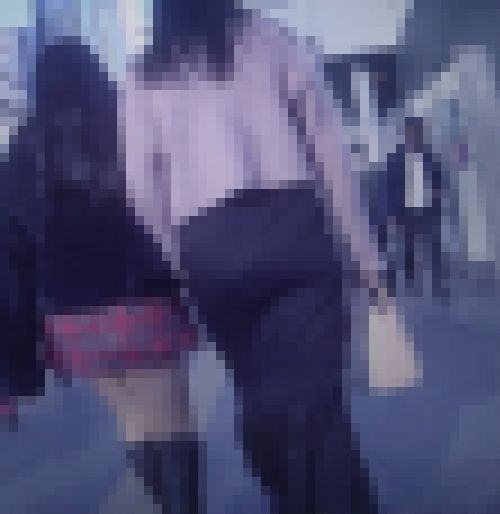 超デカ尻美少女がタイトスカート履いてお尻ムニュらせて歩いてるよ サンプル画像2