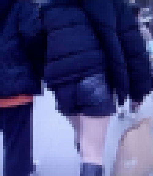 激カワ美少女が光沢感のあるレザーショートパンツ履いてエロい肉尻浮かび上がらせながら歩いてるよ サンプル画像1