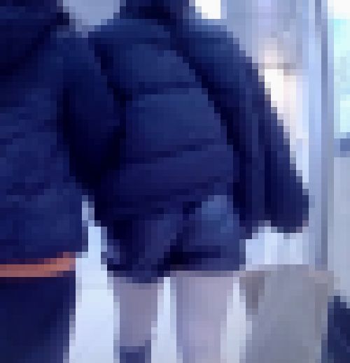 激カワ美少女が光沢感のあるレザーショートパンツ履いてエロい肉尻浮かび上がらせながら歩いてるよ サンプル画像2