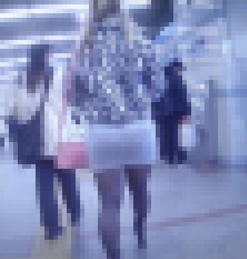 エロスタイルの激カワギャルがタイトニットミニワンピ着て美巨尻モッコリパンパンにさせて歩いてるよ サンプル画像1