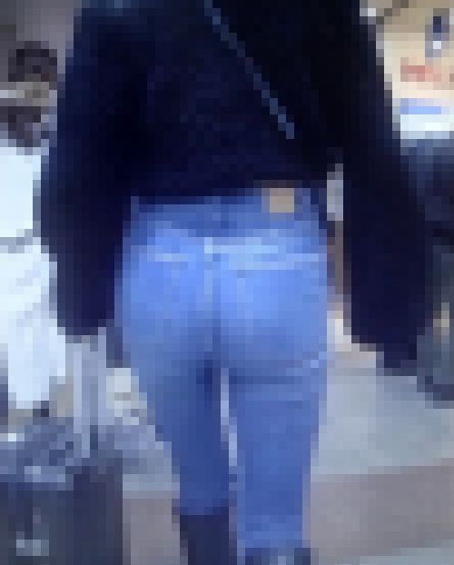 超ハイスペック極上美女が超密着スキニーデニム履いて自慢の美爆桃尻パンパンにさせてクネクネ歩く姿がエロ過ぎる　サンプル画像2