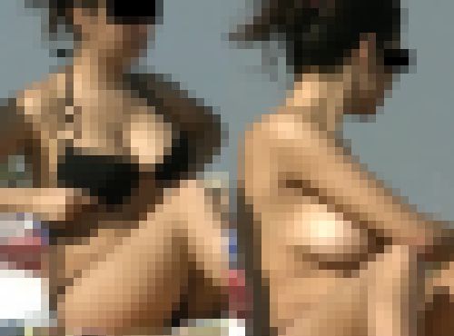 【フルHD】海水浴場で突然ブラを外して！１８ 乳モミ過ぎノーブラ巨乳！　サンプル画像1