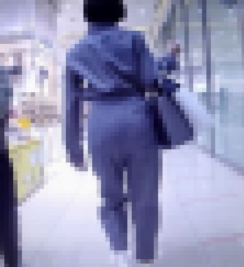 清楚系の小顔美女がクビレ爆尻ボディクネらせながら歩いてるよ サンプル画像1