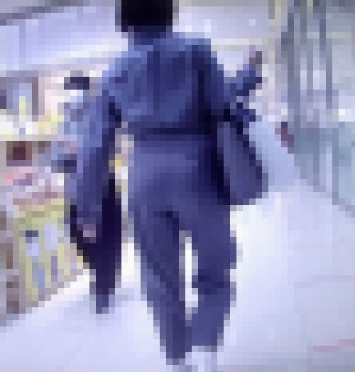 清楚系の小顔美女がクビレ爆尻ボディクネらせながら歩いてるよ サンプル画像2