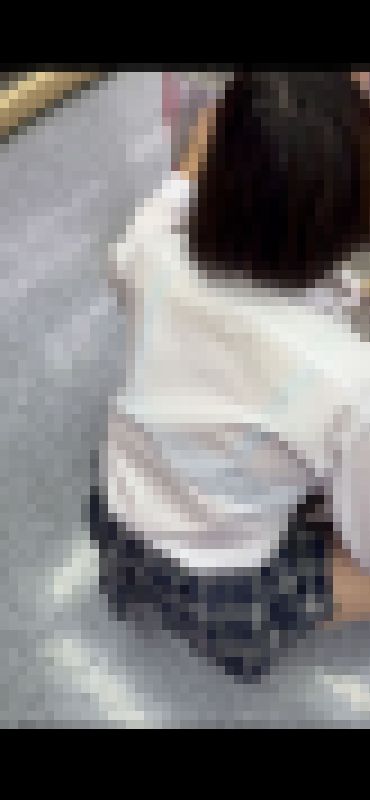 爆乳ブラ透け、ゆるゆるTバック K 逆さ撮り　サンプル画像1