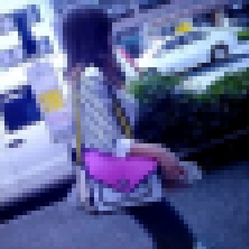 超スレンダー美女がタイトトップスから美巨乳突き出して歩く姿がエロい　サンプル画像1