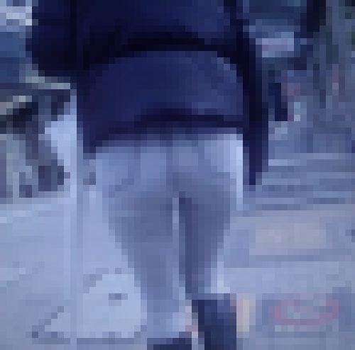 超ハイスペック最上級ギャルが超密着型スキニーデニム履いて美巨尻めっちゃエロく強調して歩いてるよ　サンプル画像1