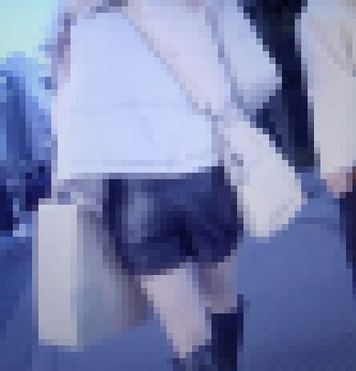 スタイル抜群の激カワ美人ギャルがレザーショートパンツ履いて歩いてるよ サンプル画像1