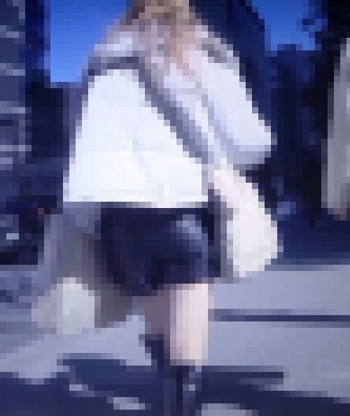 スタイル抜群の激カワ美人ギャルがレザーショートパンツ履いて歩いてるよ サンプル画像3