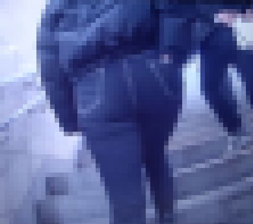 色っぽくて綺麗な美女がスキニーデニム履いて美巨尻パンパンにさせて階段登ってるよ　サンプル画像1