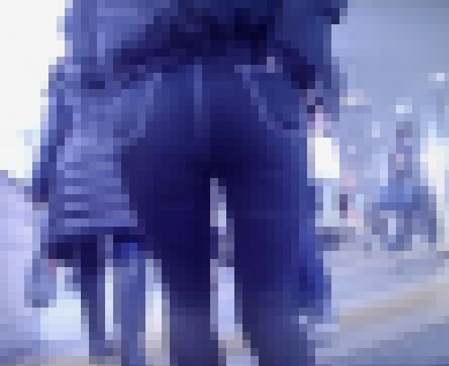 色っぽくて綺麗な美女がスキニーデニム履いて美巨尻パンパンにさせて階段登ってるよ　サンプル画像2