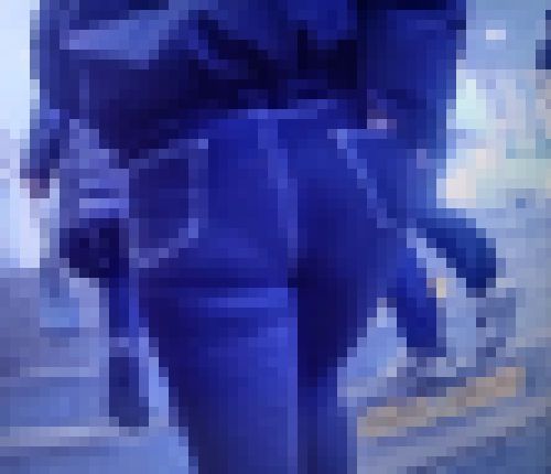 色っぽくて綺麗な美女がスキニーデニム履いて美巨尻パンパンにさせて階段登ってるよ　サンプル画像3