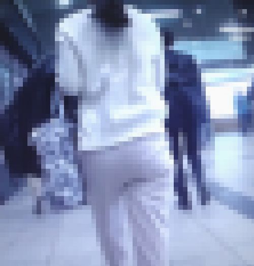 キャリアウーマンの美人OLがスラックス履いて歩く後ろ姿が艶っぽい　サンプル画像1