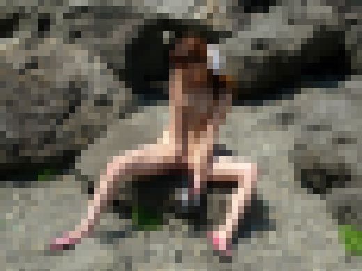 ◆素人投稿mp4動画 アイドルになりたいコスプレイヤーさんと野外で露出しまくり! 【Part.05 海辺に放置して自撮りオナニー サンプル画像3