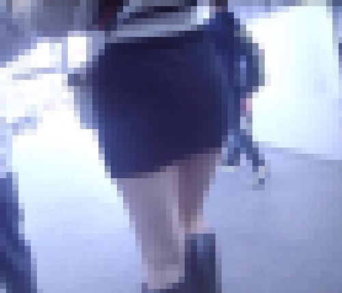 超激カワ美人女子大生がタイトミニスカート履いて美巨尻モッコリさせて歩いてるよ　サンプル画像1