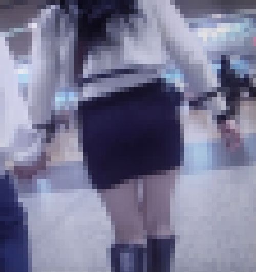 超激カワ美人女子大生がタイトミニスカート履いて美巨尻モッコリさせて歩いてるよ　サンプル画像2
