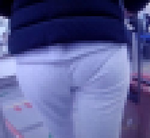 ジョガーパンツ履いて歩く美人ギャルの尻肉と下着のラインがエロい　サンプル画像1