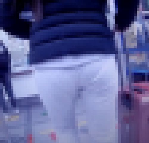 ジョガーパンツ履いて歩く美人ギャルの尻肉と下着のラインがエロい　サンプル画像2