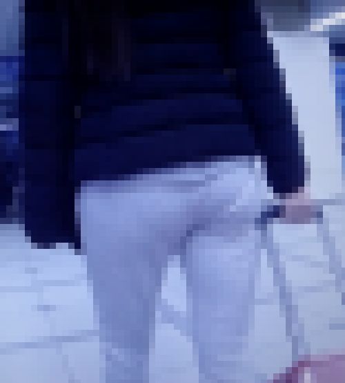 ジョガーパンツ履いて歩く美人ギャルの尻肉と下着のラインがエロい　サンプル画像3