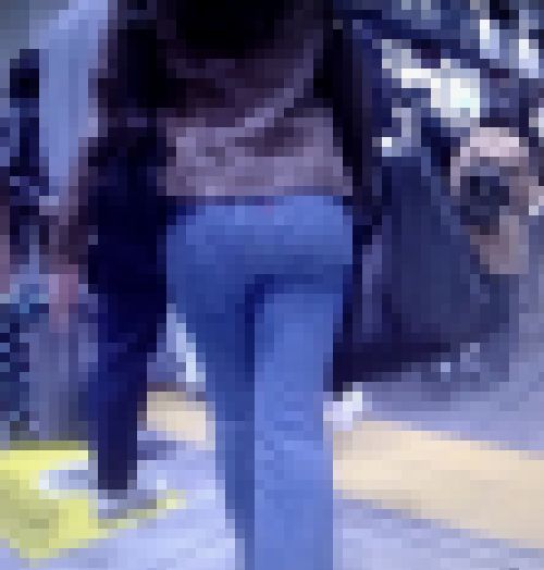 セクシー美人お姉さんがタイトデニム履いて大きくて張りのある美巨尻で歩く姿がイヤらしい サンプル画像2