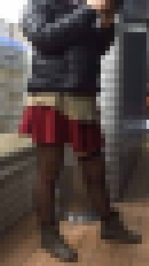 【逆さ撮り・パンチラ】 買い物に夢中のミニスカお姉さん スカートの中を隠し撮り【黒ストッキング】　サンプル画像1