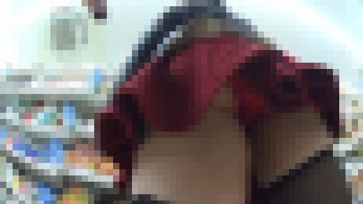 【逆さ撮り・パンチラ】 買い物に夢中のミニスカお姉さん スカートの中を隠し撮り【黒ストッキング】　サンプル画像3