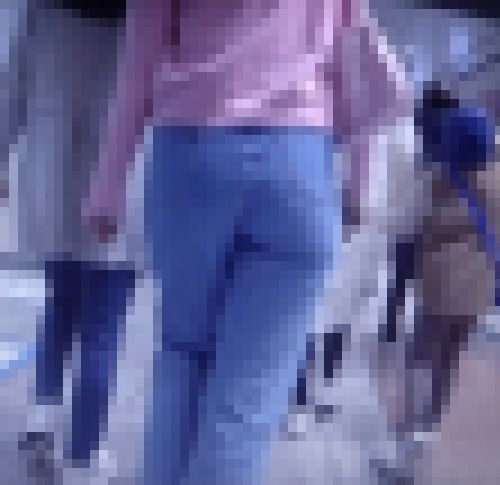 超激カワ美●女が爆尻パンパンにさせてデニム履いて歩いてるよ サンプル画像2